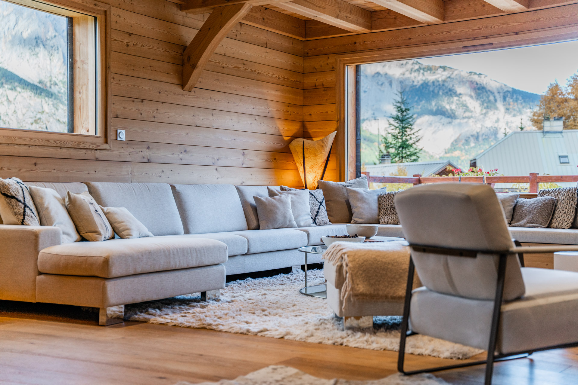 Interieur chalet avec vue sur sommets puy saint vincent COnstruction Lombard Vasina (4)